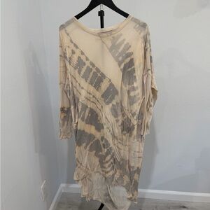 Raquel Allegra Beige and Gray Tie-Dye Tunic Top